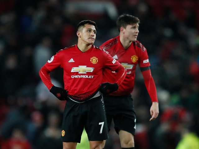 Gary Neville le dio en el suelo a Alexis: 