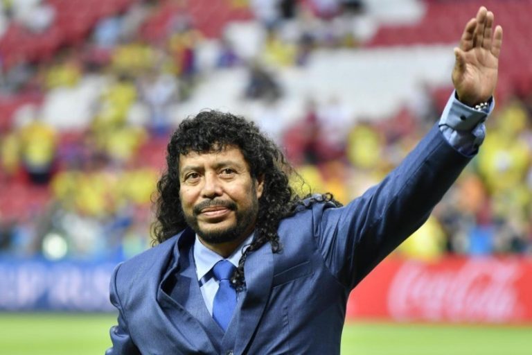 René Higuita paró en seco la homofobia: Salió en defensa de dos hinchas de Atlético Nacional que estaban besándose