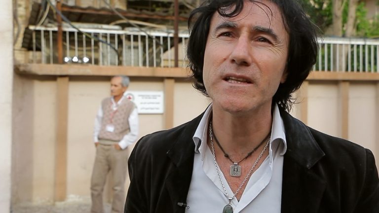 La primera foto del abuelo chileno con uno de sus nietos tras ser liberados