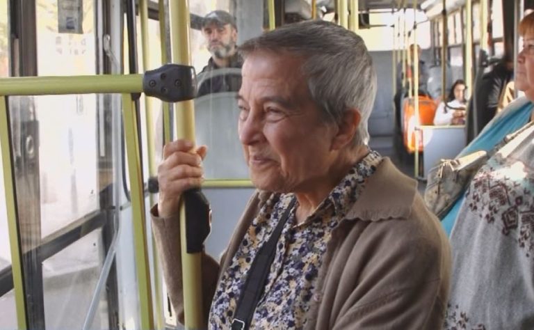 El calvario de andar en micro para los adultos mayores: Trayectos largos, inseguros y pagan el pasaje completo