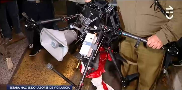Habría recibido un proyectil: Drone de seguridad cayó en el techo de una casa en Las Condes