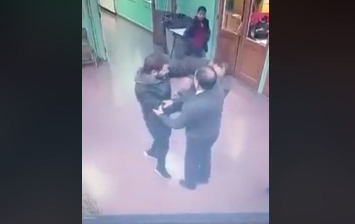 Frente a niños: Apoderado le dio tremendo puñetazo a profesor tras citarlo por mal comportamiento de su hija