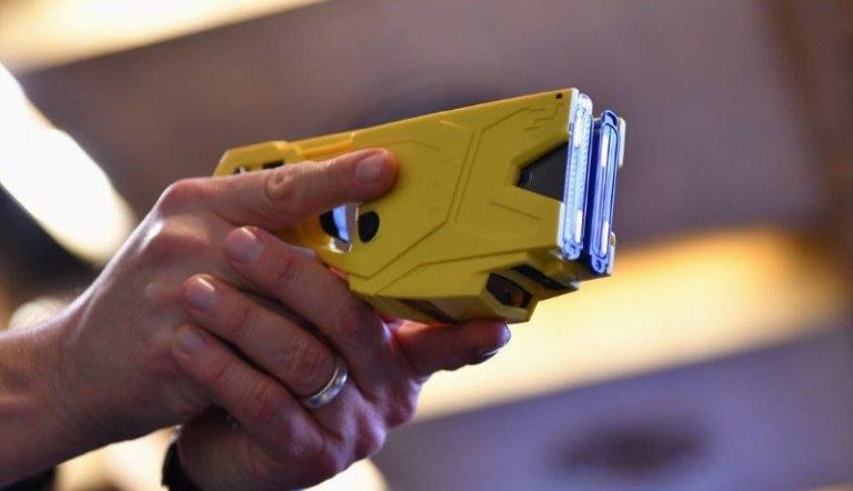 Igual que Argentina: Carabineros implementará armas de electro shock