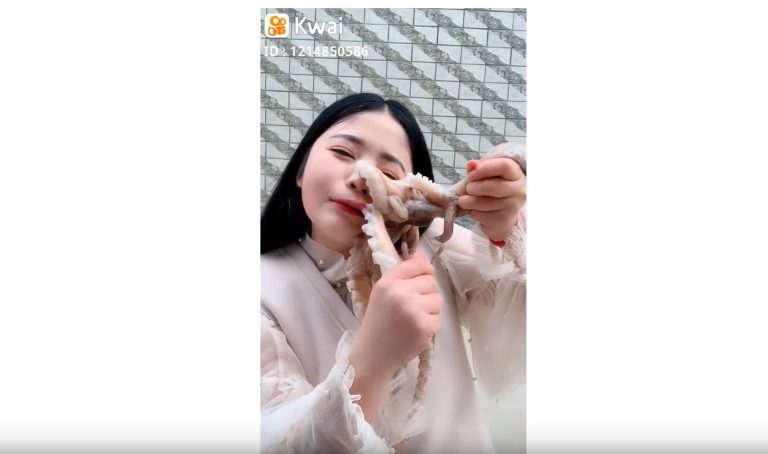 El video del que todos están hablando: Joven china intento comerse un pulpo vivo y casi pierde un ojo