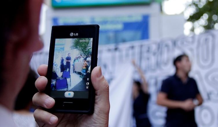 Drástica medida: Liceo de Calama anunció que prohibirá legalmente el uso de celulares en el establecimiento