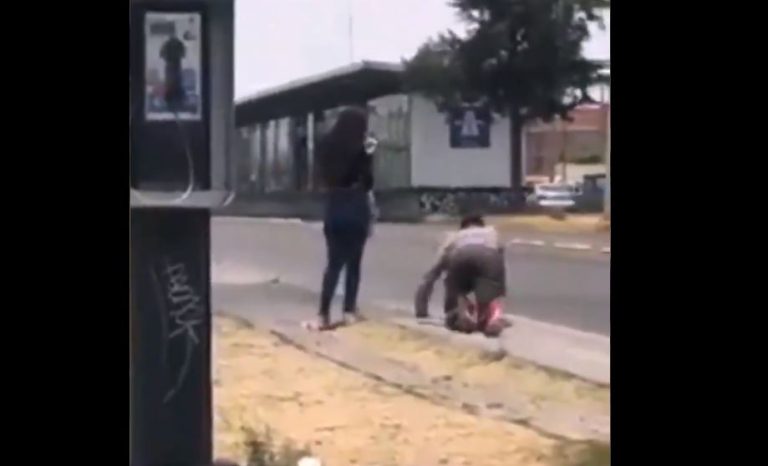 Captan humillante prueba de amor: Joven tuvo que gatear por la calle para que le perdonaran infidelidad