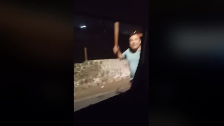 Militar rompió a batazos el auto de un repartidor de comida rápida en Arica