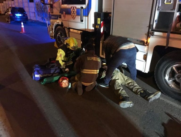 Conductora de 18 años se saltó todas las señales de tránsito y atropelló a bombero en plena emergencia