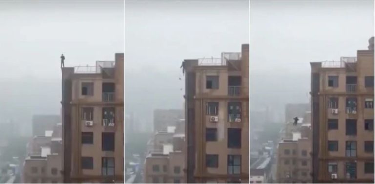 Selfie en las alturas, mala idea: Resbaló y cayó desde la azotea de un edificio