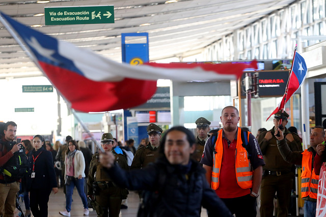 ¡Hasta 45 minutos de espera! Gran congestión vehicular en la entrada del aeropuerto de Santiago
