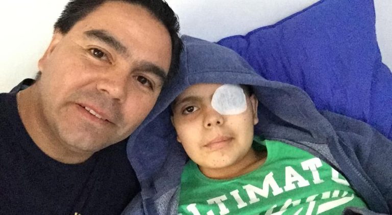 Auxiliar de aseo requiere más de $10 millones para costear tratamiento contra el cáncer que padece su único hijo