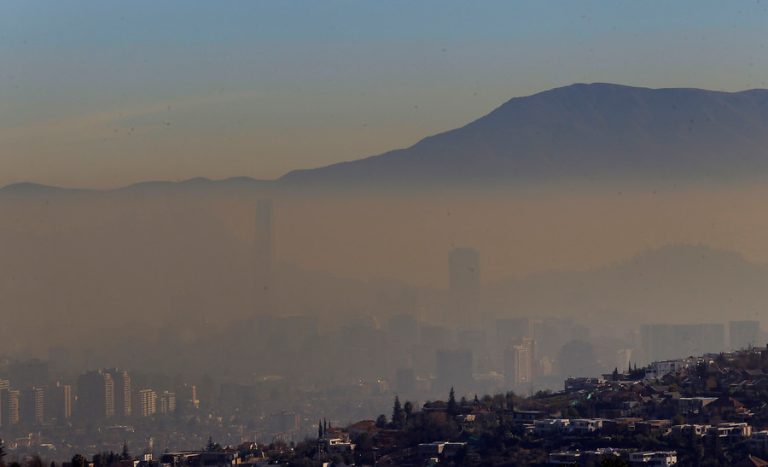 Inversión térmica: El fenómeno que ahoga a Santiago y las grandes ciudades del país