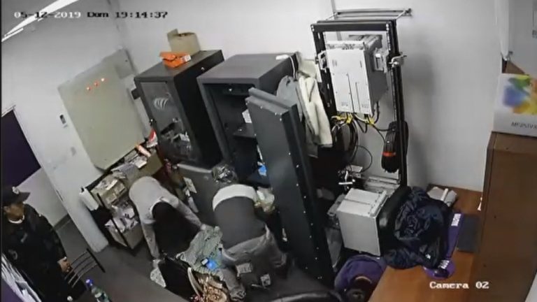 Todo en menos de 24 horas: La millonaria explosión de robos de celulares en tiendas