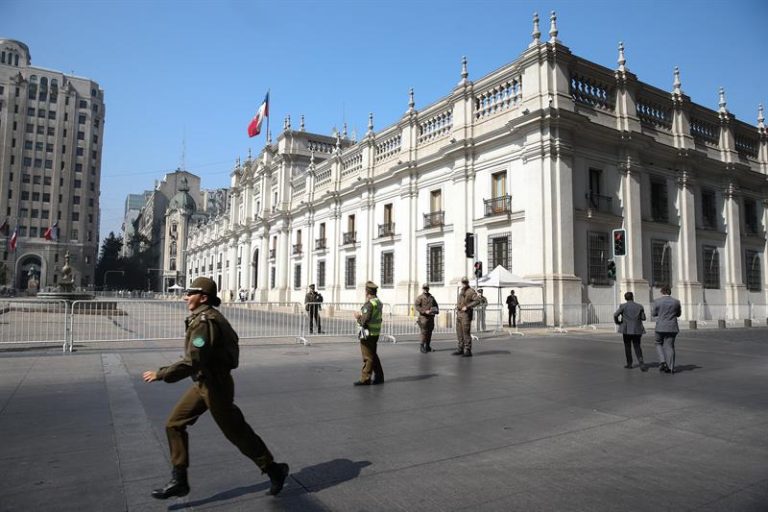 Descubren a ciudadano venezolano maniobrando un dron sobre La Moneda: No fue detenido ni interrogado