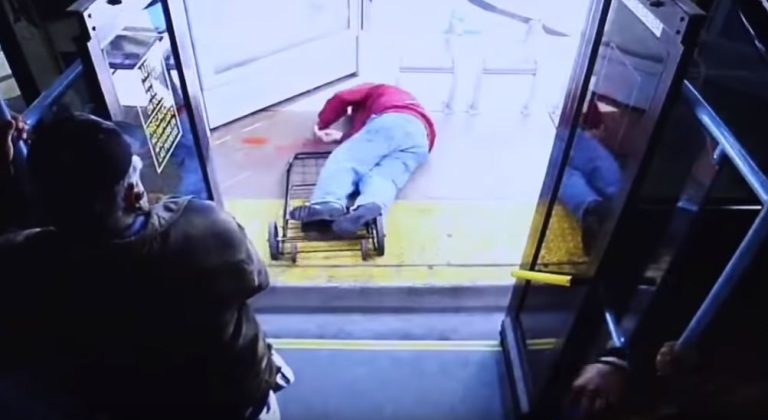 Impactante registro muestra a mujer que empujó por la espalda a un anciano desde un bus
