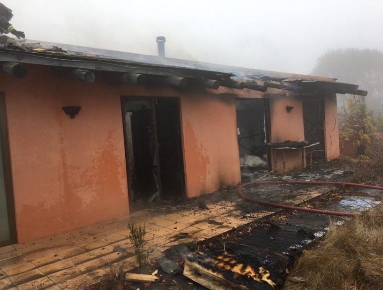 Incendio destruyó casi por completo la casa de la hija de Augusto Pinochet en Los Boldos