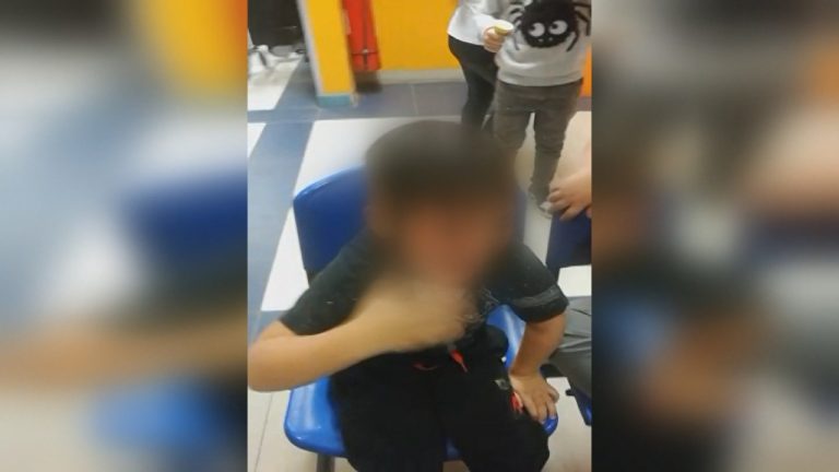 “¡No respetan nada!”: Captan a niños afectados por lacrimógenas tras intervención policial en “narcovelorio”