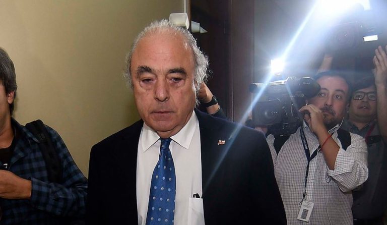 René García (RN) pegó una patada a periodista que le preguntó por altercado con parlamentarias