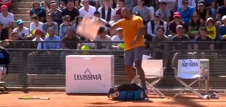 Ya no le importa nada: Kyrgios se picó y fue descalificado por tirar una silla a la cancha