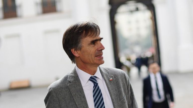 Ministro de Economía defendió viaje de su hijo en gira oficial: Asegura que se trató de una 