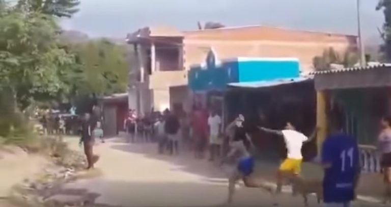 Mujer cambió su clave del WiFi y los vecinos colgados apedrearon su casa