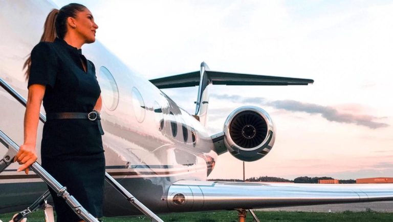 La azafata VIP que pasa su vida a bordo de jets privados