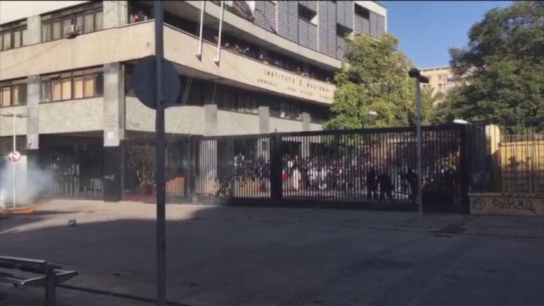 Enfrentamientos con lacrimógenas al interior del Instituto Nacional obligó suspender clases