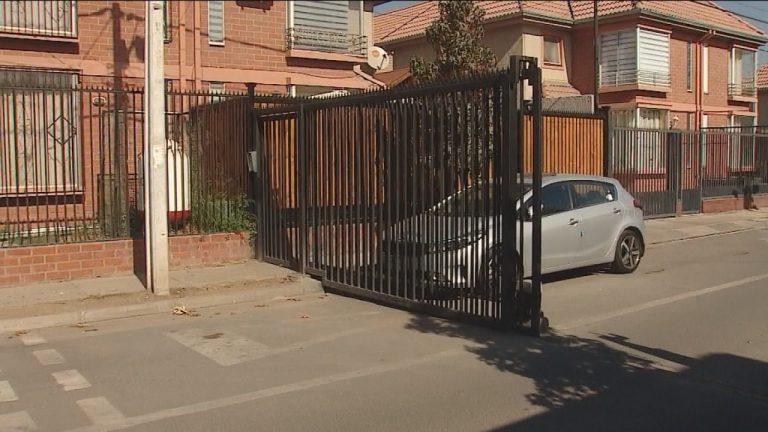 Libertad vs seguridad: Vecinos instalaron reja en la calle para evitar robos, pero dictamen los obliga a sacarlo