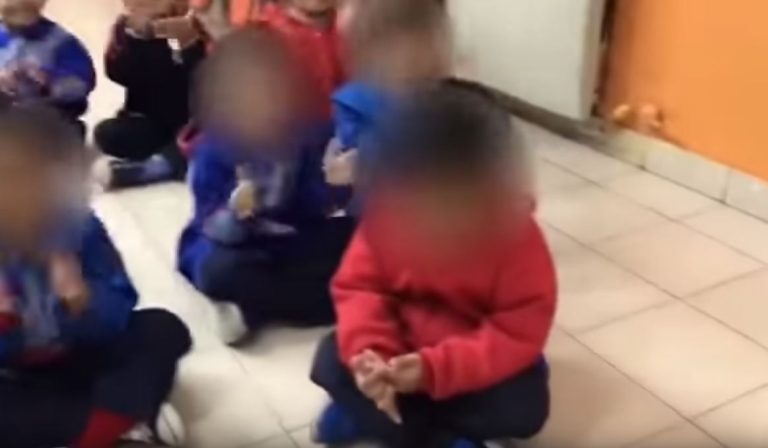 Le rompió el corazón: Tía de jardín humilló a pequeño hincha por derrota de su equipo de fútbol