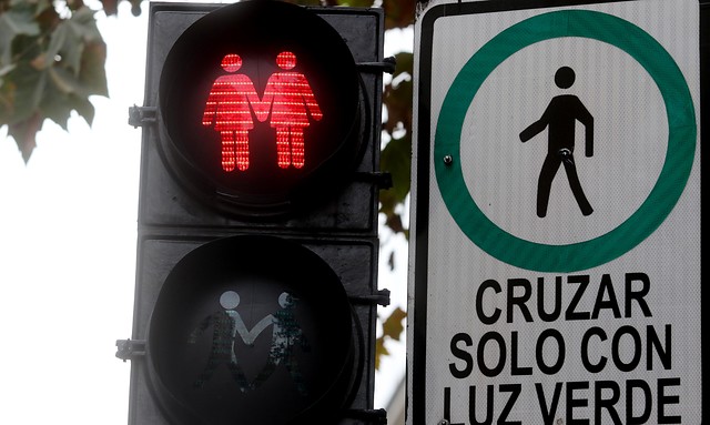 Semáforos de Las Condes fueron intervenidos en el Día Internacional Contra la Homofobia