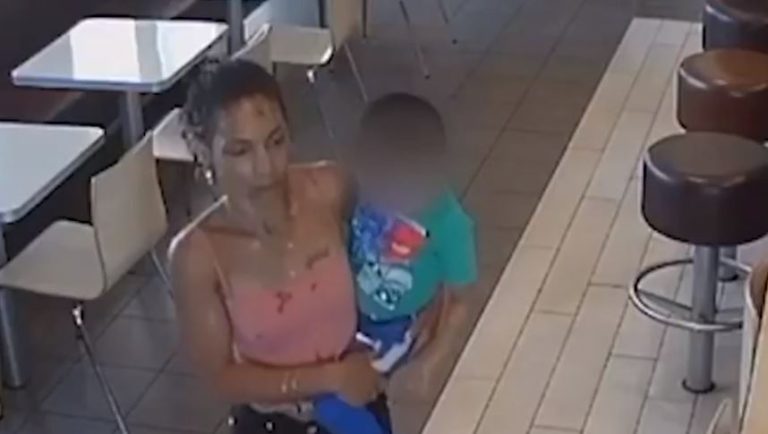 En completa tranquilidad: El momento exacto en que una mujer intentó secuestrar a niño de 4 años