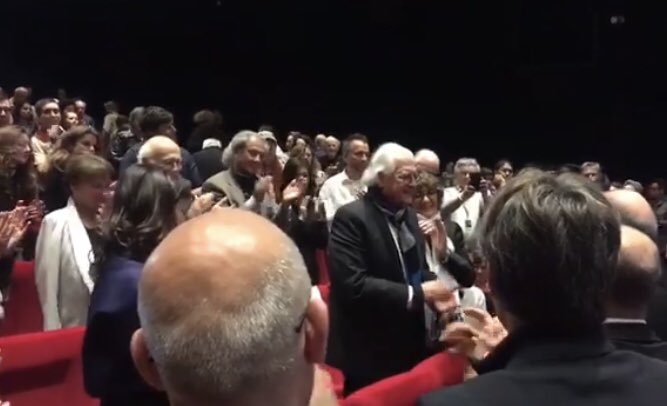 Destacado cineasta chileno es ovacionado de pie tras presentación de película en Cannes