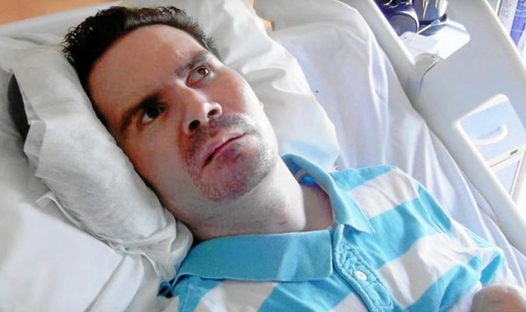 “¡Son unos monstruos!”: Padres intentan frenar desconexión de hombre que lleva 10 años en estado vegetativo