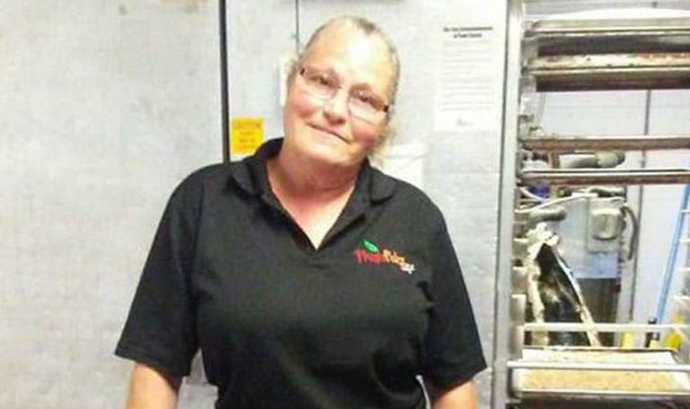 Despiden a trabajadora de cafetería escolar por darle comida gratis a estudiante que no tenía dinero