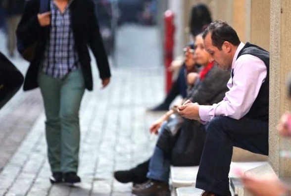 Estamos más insatisfechos: La percepción de bienestar en Chile sufrió una brusca caída