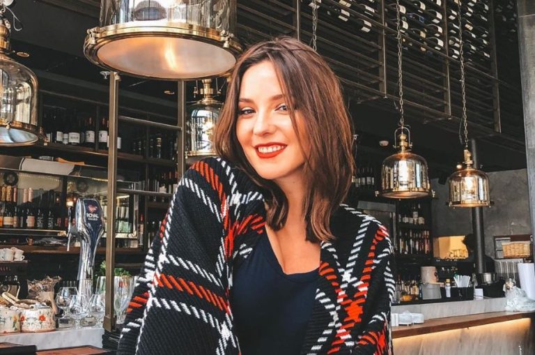 Kel Calderón sacó risas entre seguidores por exceso de Photoshop en una foto: Le deformó la pierna a una turista