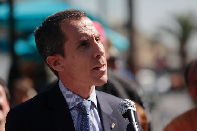 Alcalde de Santiago presenta querella contra mujer por publicación en redes sociales