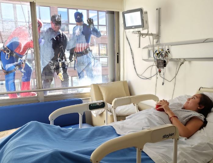 Arriba del andamio: Limpiadores de vidrios vestidos de superhéroes sorprendieron a niños internados en clínica