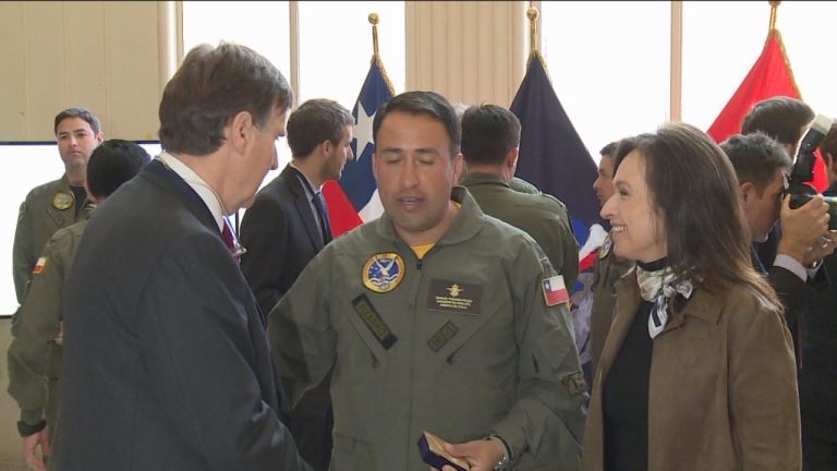 El emotivo encuentro entre la familia de la deportista que pasó 8 horas a la deriva con sus rescatistas