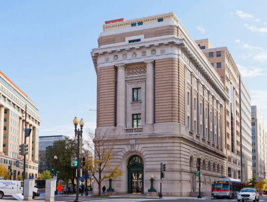 Captan a mujer destrozando autos con un palo en Baquedano