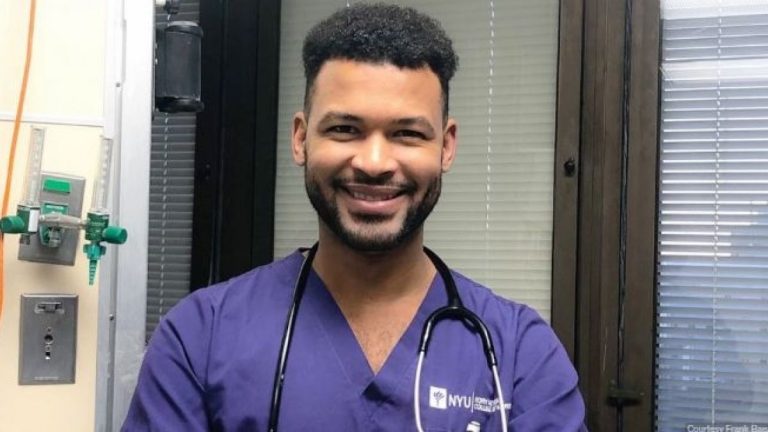 Era auxiliar de aseo de una universidad y se graduó de enfermero de la misma