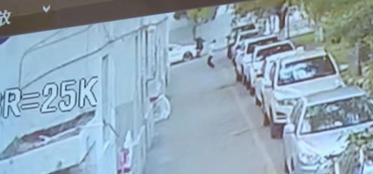 Justo a tiempo: Se bajó de su auto y salvó a bebé que cayó de un quinto piso