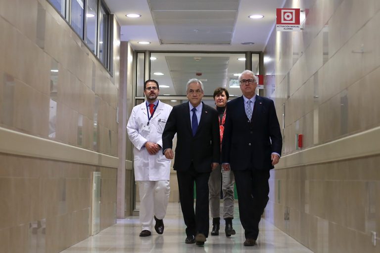 Piñera visitó a estudiante baleado por compañero en Puerto Montt y apoyó la revisión de mochilas