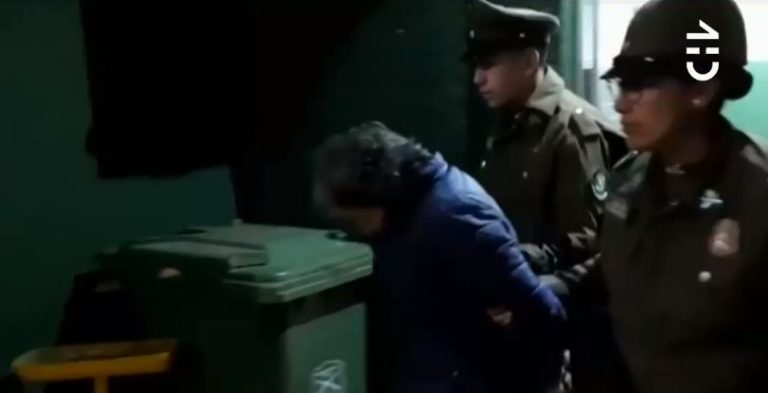 Abuela quemó con un cuchillo caliente a nietos de 6 y 8 años tras perderse dinero en su casa