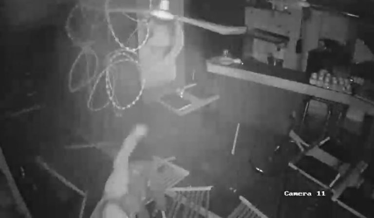 Rompió todo el techo: Delincuente entró a robar a restaurante y sufrió aparatosa caída