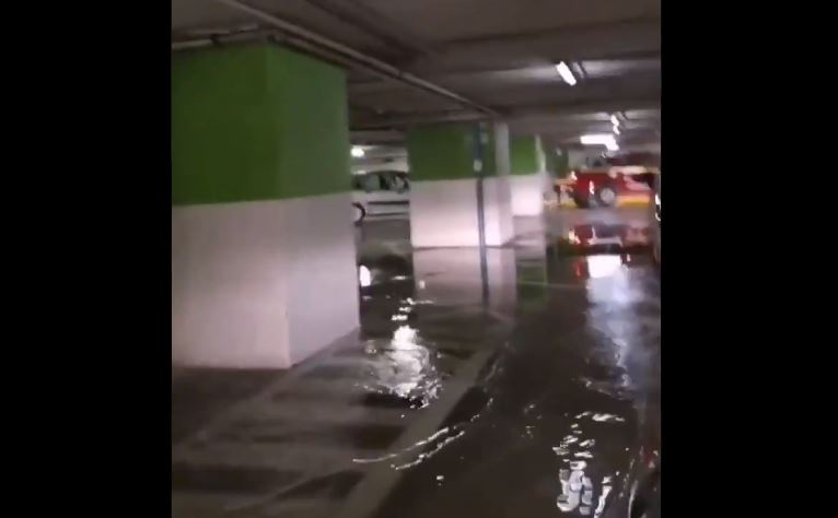 Reportan inundaciones en los estacionamientos del Costanera Center (y no es por la lluvia)