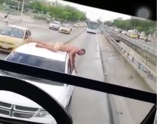 Castigó a su marido por infiel y lo paseó desnudo sobre el techo de una camioneta