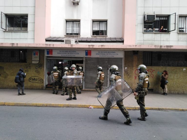 Insituto Nacional: Detuvieron al presidente del Centro de Alumnos tras manifestación y revisión de mochilas