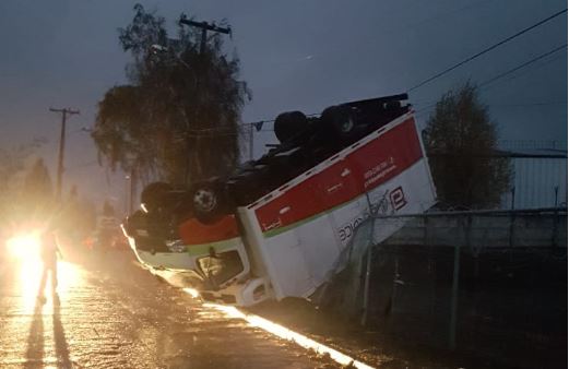 Volaron techos y dieron vuelta un camión: Los estragos que dejó el tornado en su paso por la Región del Biobío