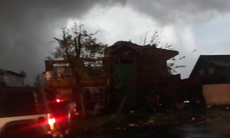 Es como el terremoto del 2010: Relatos de la devastación tras el paso del tornado en Los Ángeles